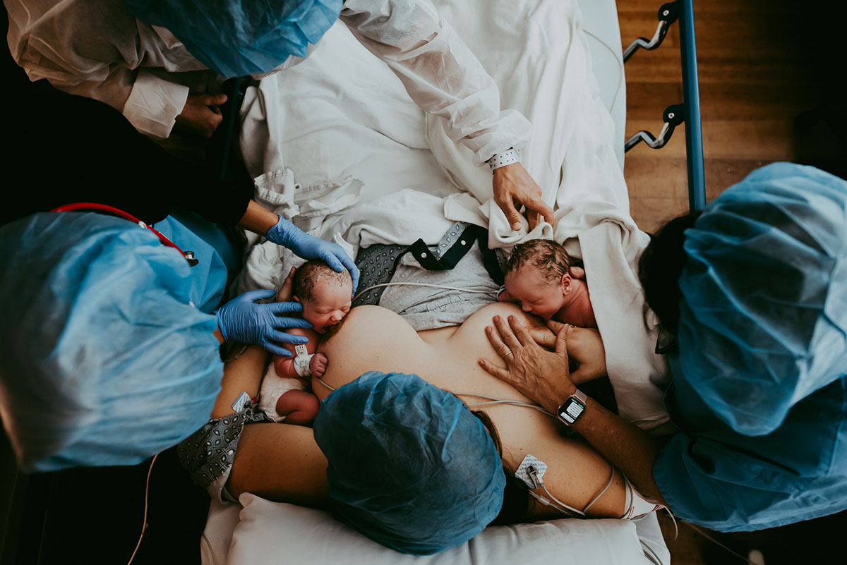 110-Birth_Miles_J_06 Woman gives birth and breastfeeds twins - Jessica Miles photographer