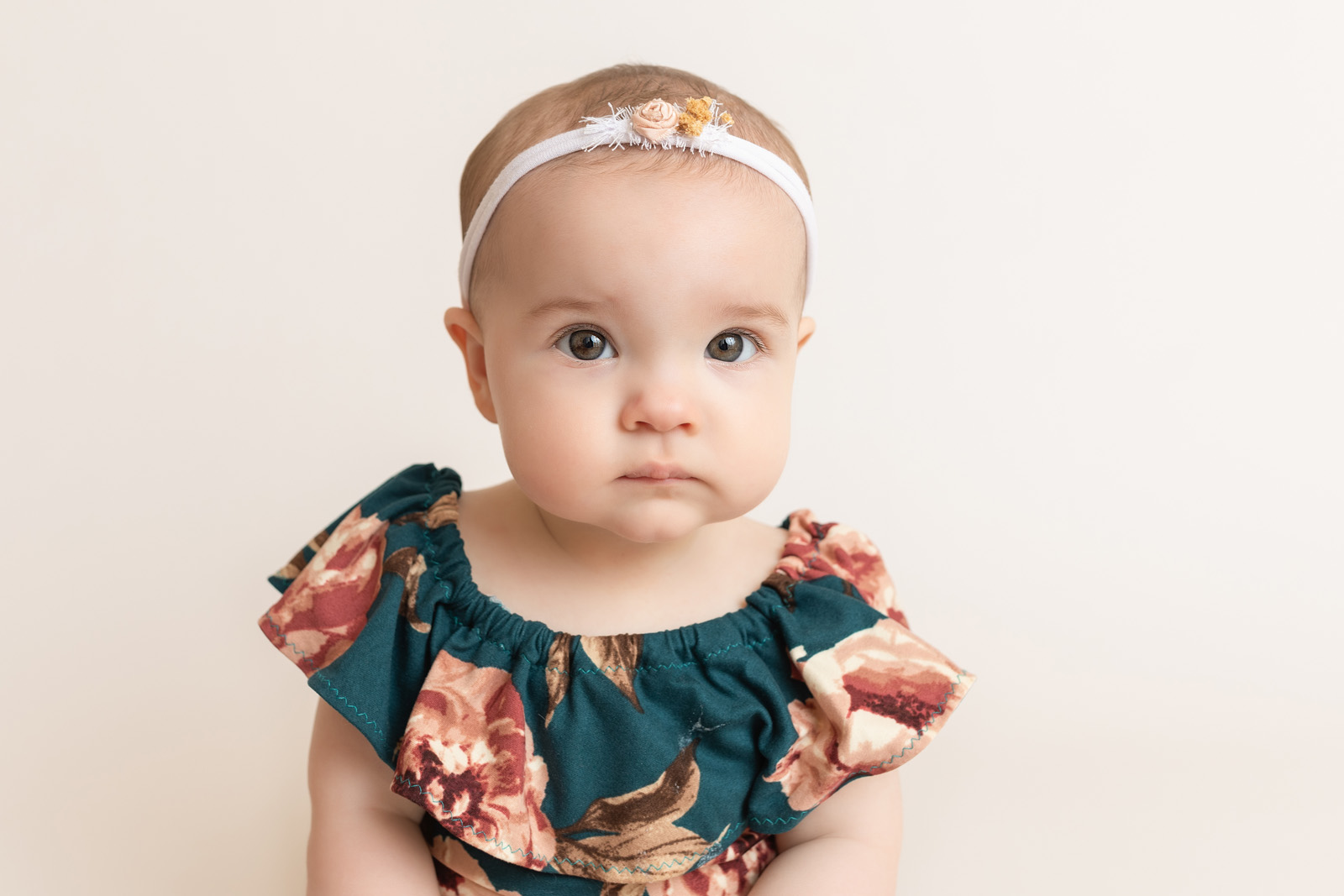 6-Month-Old-Carrie-Pfister-01 6 month old baby sitting up during milestone baby session