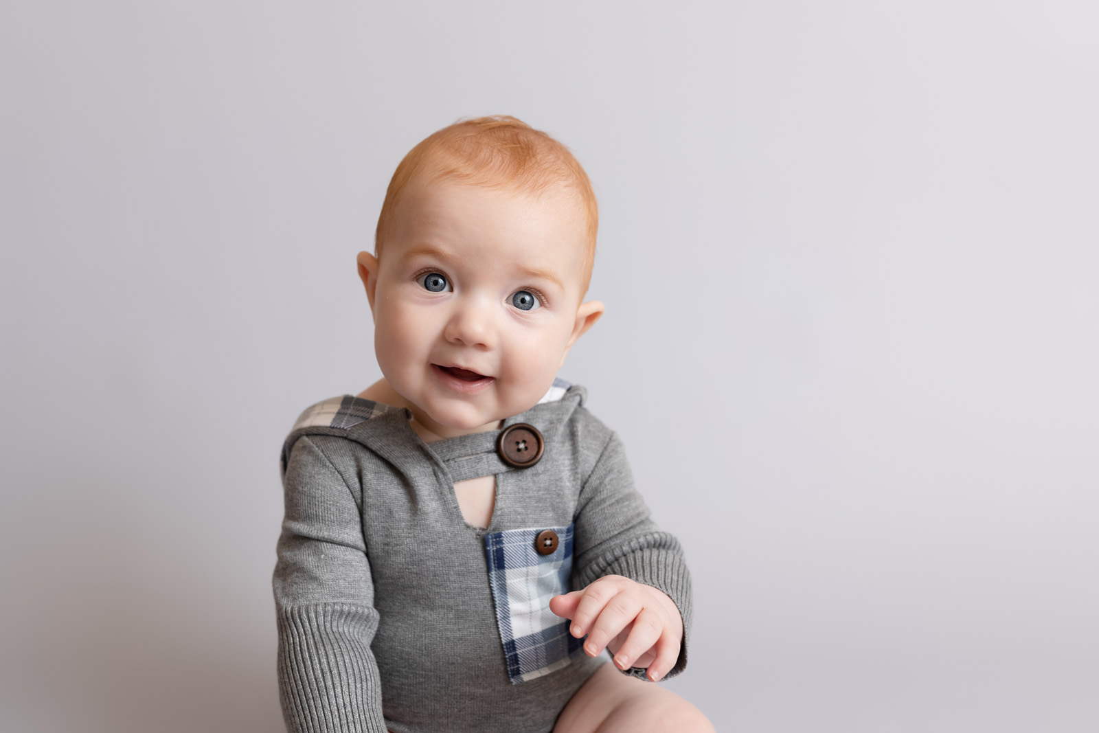 7-Month-Old-Carrie-Pfister-01 7 month old baby boy sits up during his photo session