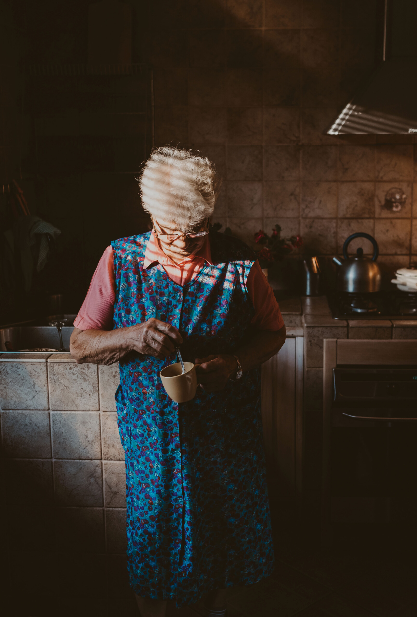 anetkavaphotography Woman making tea in dramatic light