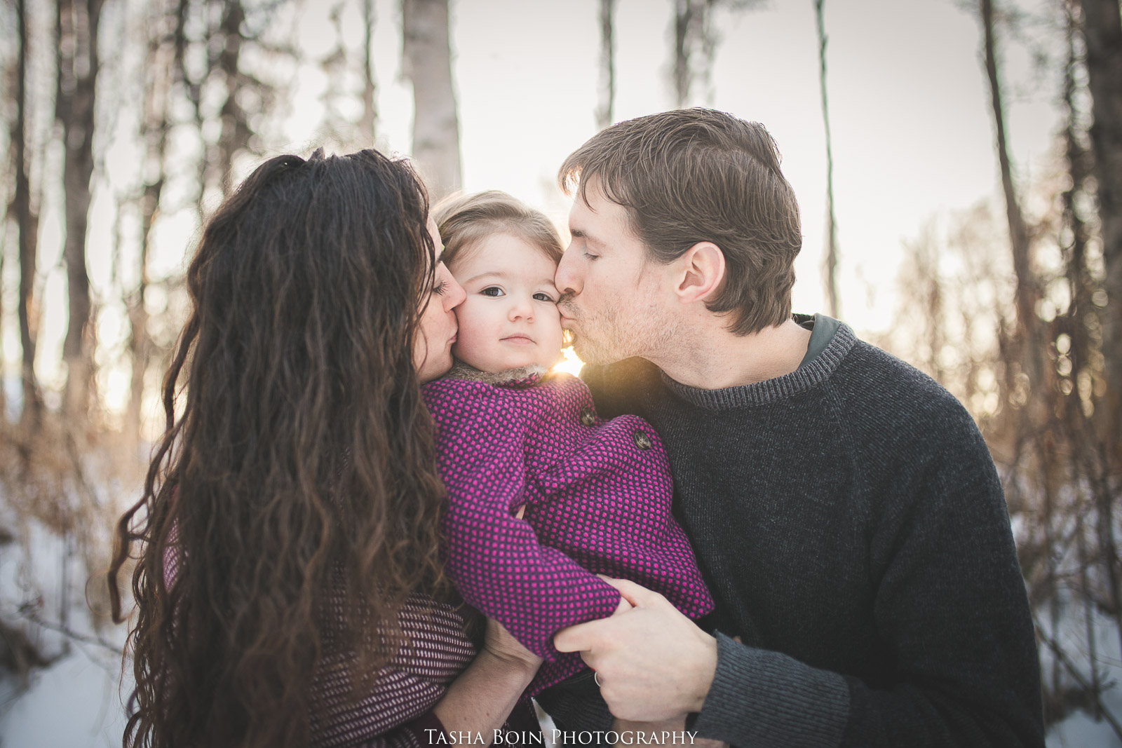 Living in a cold climate as a family photographer can sometimes be a creativity crusher. Since half of the year I feel like I shoot in frigid temperatures, I’ve learned a lot from past mistakes and have accumulated my top tips on how to make a cold winter session a successful one, especially with little ones who may be crying before the session even starts!