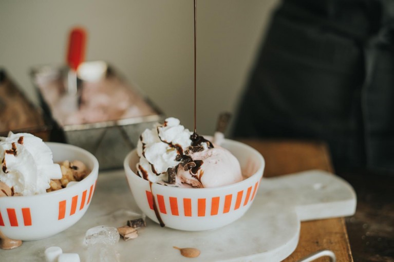 Ice cream sundae with chocolate sauce in perfect color thanks to monitor calibration.