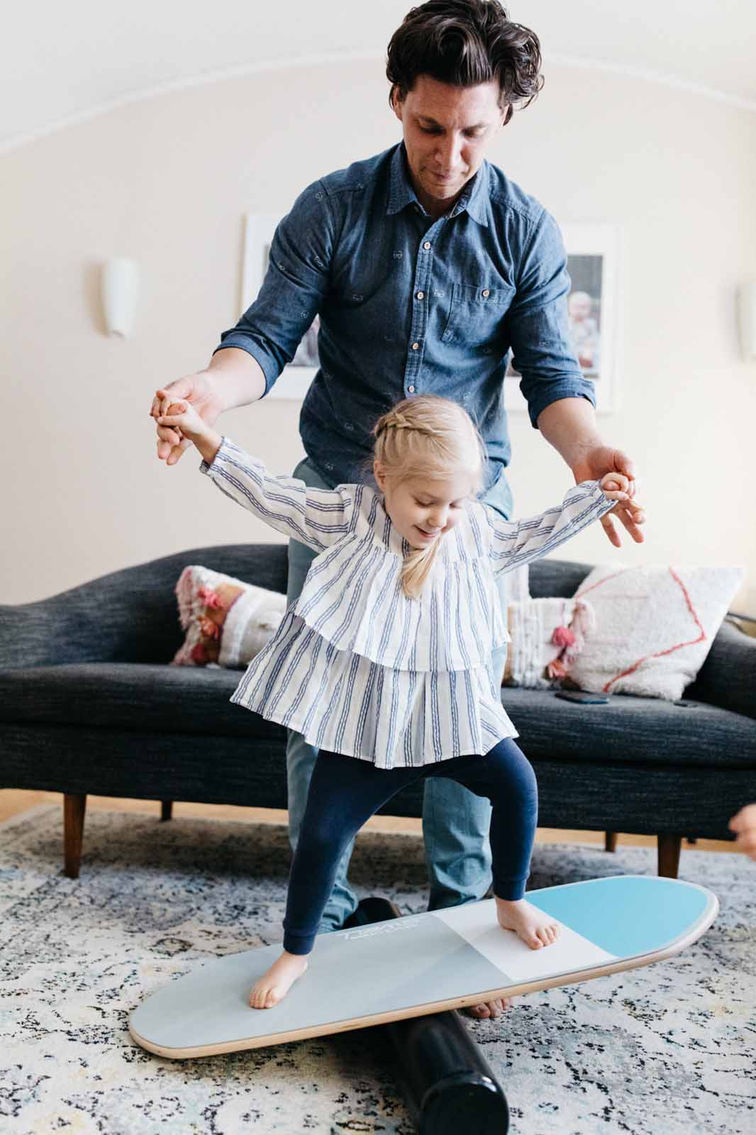 A dad and daughter play during a day in the life session