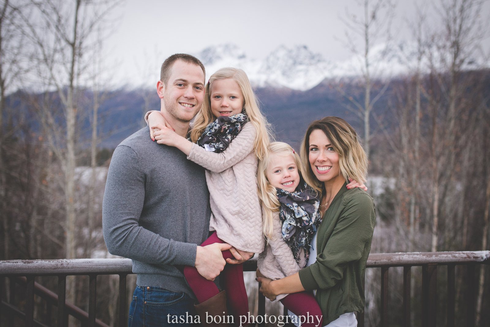 Living in a cold climate as a family photographer can sometimes be a creativity crusher. Since half of the year I feel like I shoot in frigid temperatures, I’ve learned a lot from past mistakes and have accumulated my top tips on how to make a cold winter session a successful one, especially with little ones who may be crying before the session even starts!