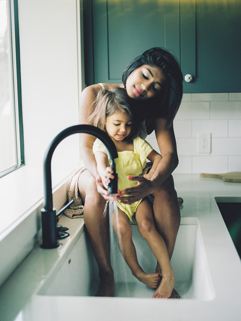 family_photography_on_film_brooke_schultz1 Mom and girl with feet in sink shot on film