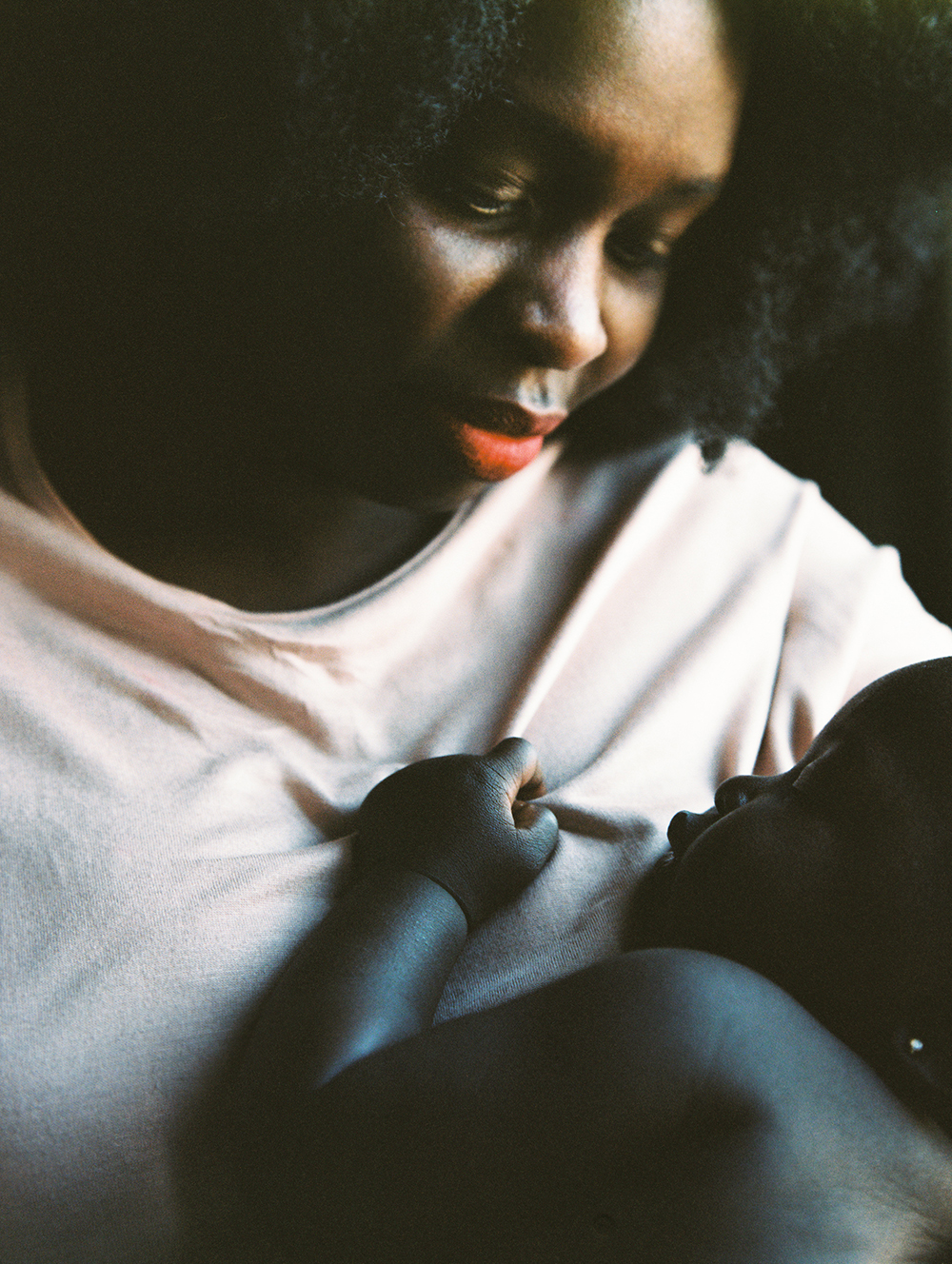 family_photography_on_film_brooke_schultz12 film photography of mother cradling infant