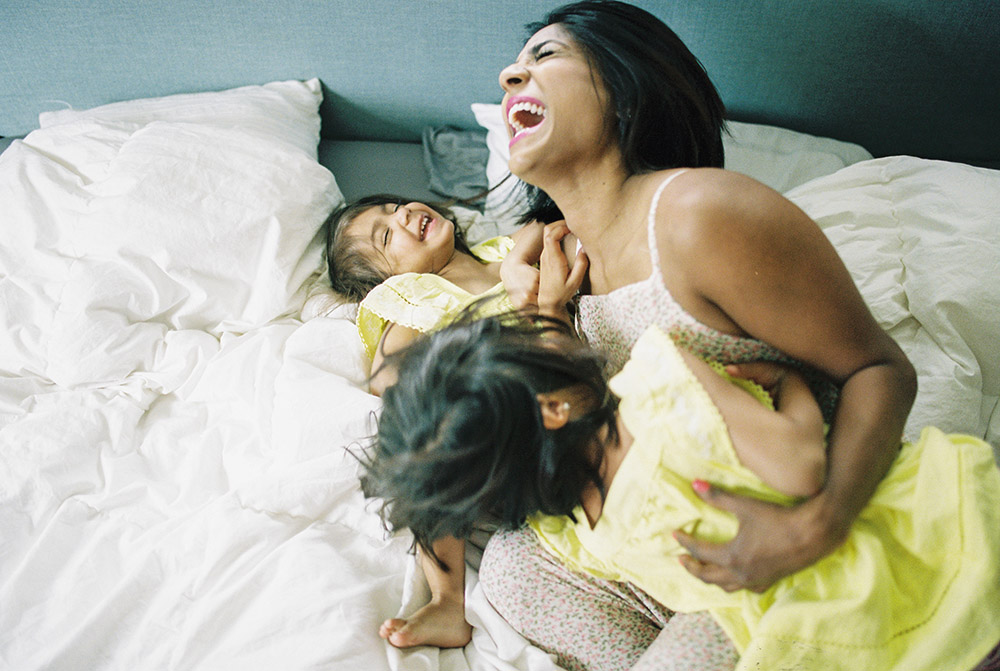 family_photography_on_film_brooke_schultz6 Family photography on film, woman laughing on bed with children