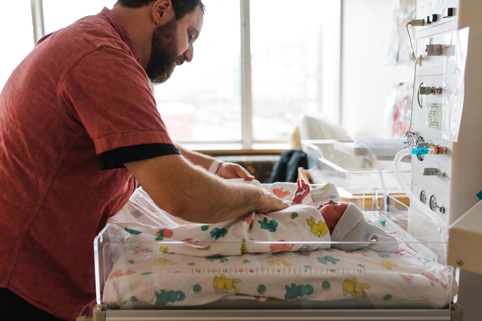 fresh-48-hospital-newborn-carrie-yuan-4 dad with a newborn baby at a hospital newborn session