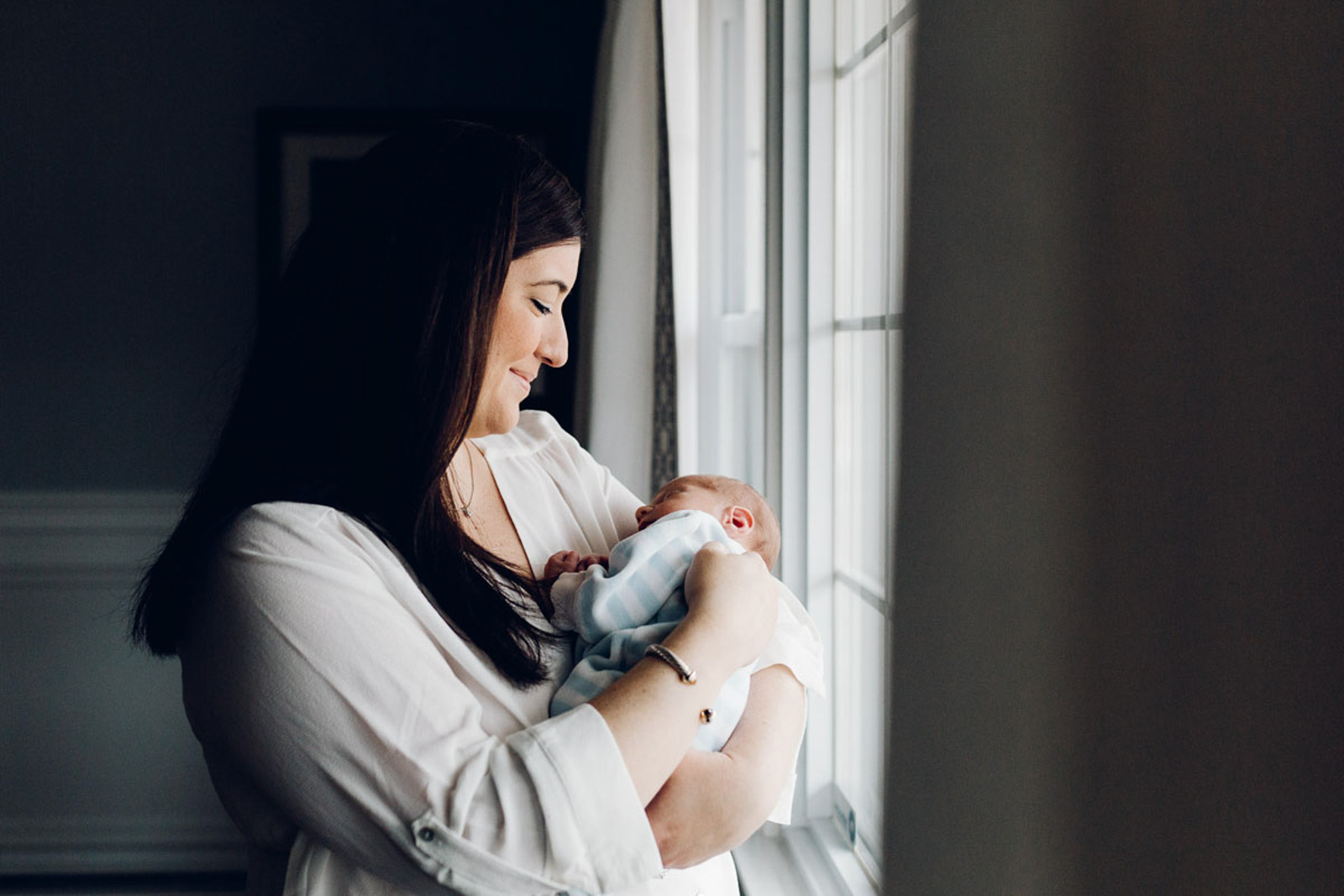 lifestyle-newborn-photography-session-laura-barr-06 Rock your lifestyle newborn photography sessions with these 10 tips.