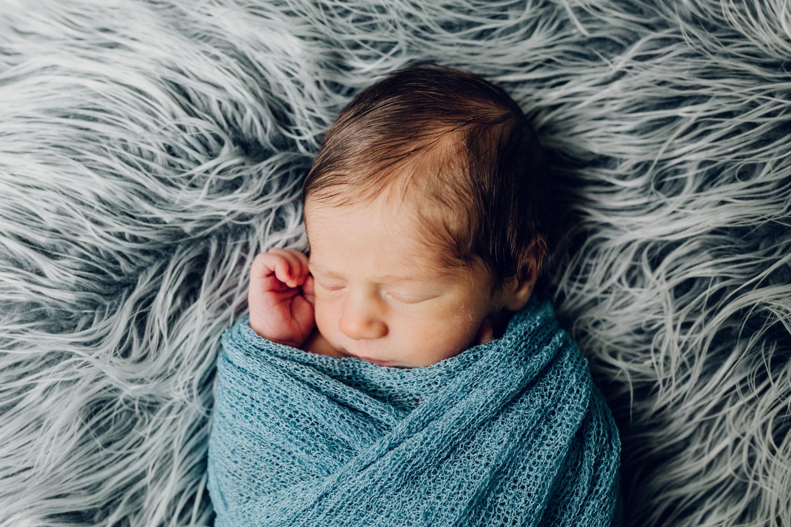 lifestyle-newborn-photography-session-laura-barr-17 Rock your lifestyle newborn photography sessions with these 10 tips.