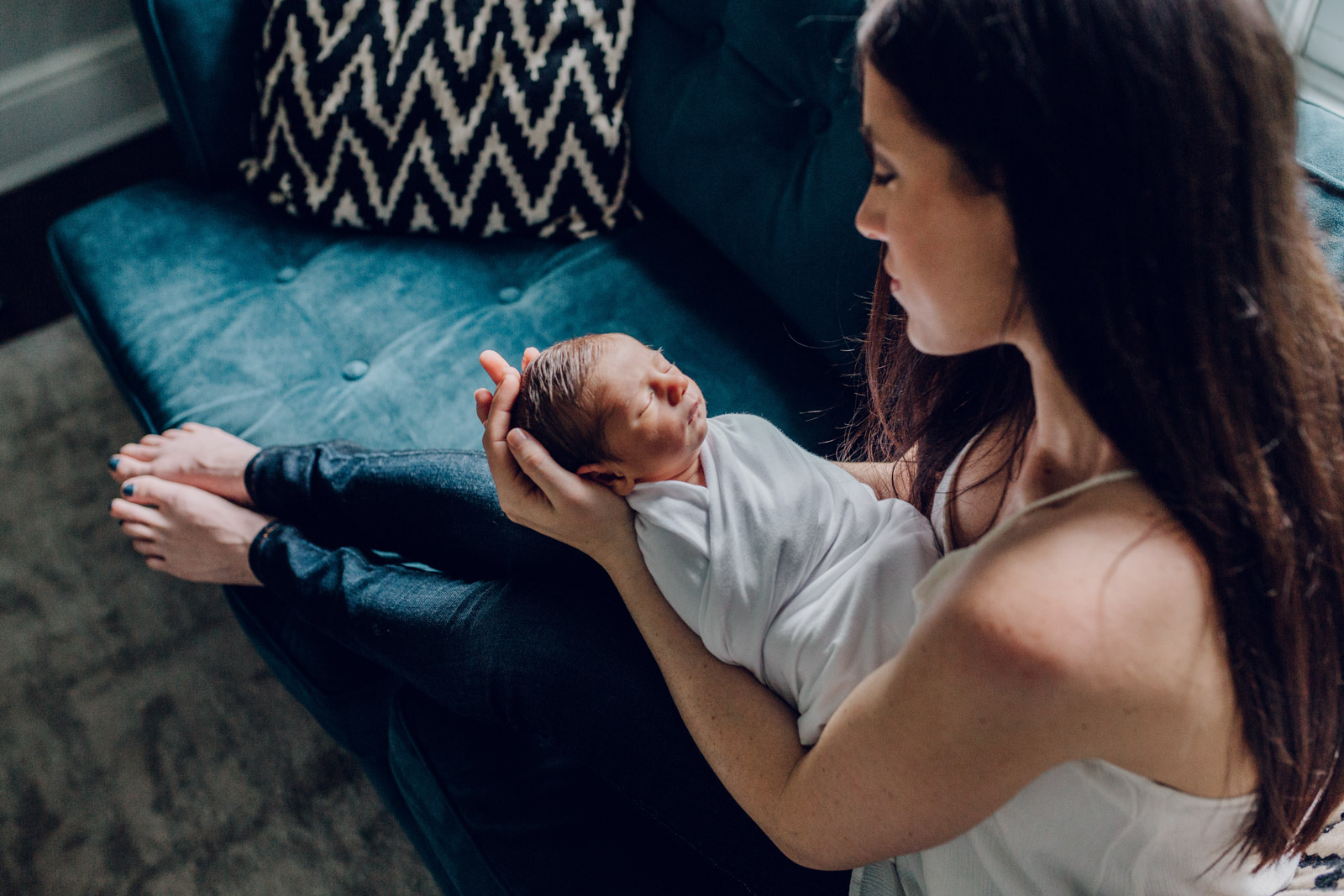 lifestyle-newborn-photography-session-laura-barr-21 Rock your lifestyle newborn photography sessions with these 10 tips.
