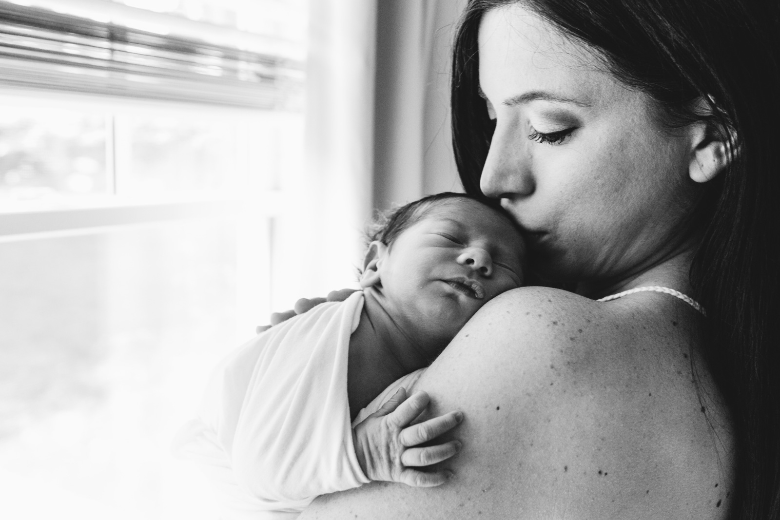 lifestyle-newborn-photography-session-laura-barr-22 Rock your lifestyle newborn photography sessions with these 10 tips.
