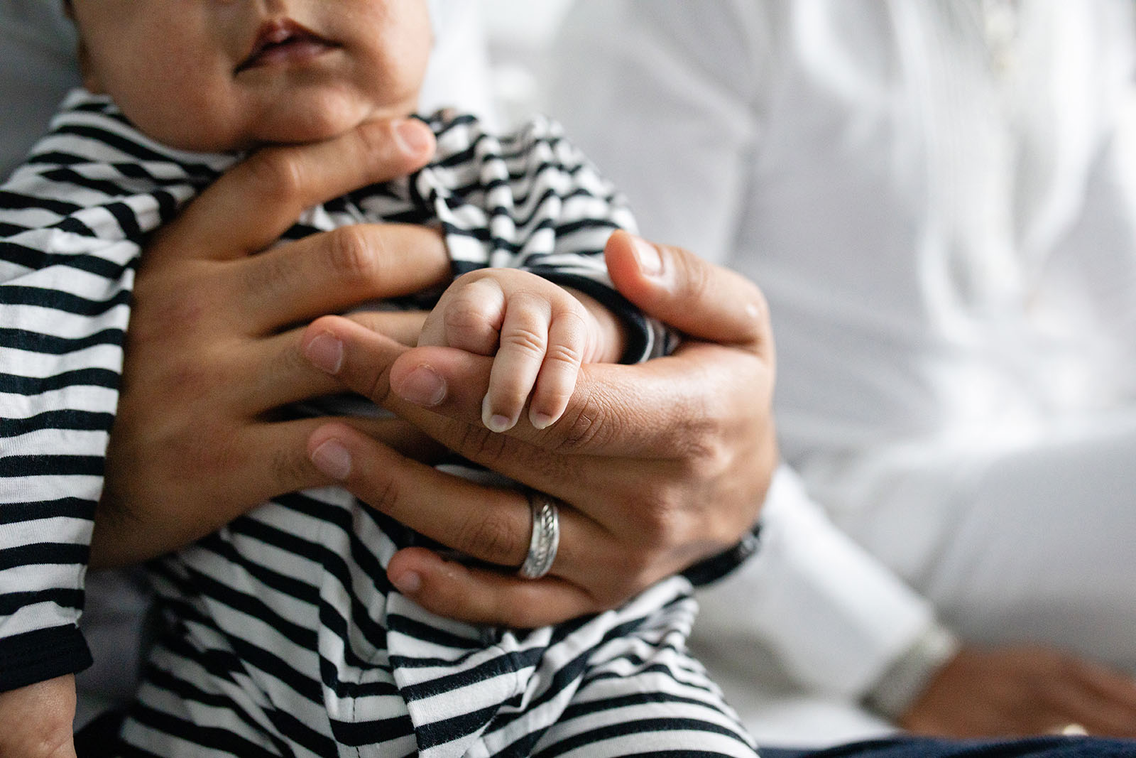 Newborn-holding-fathers-fingers-during-pandemic-Miami-Covid-safe-photo-session-Audrey-Blake-Photography 20 Baby's finger hold's dad's hand