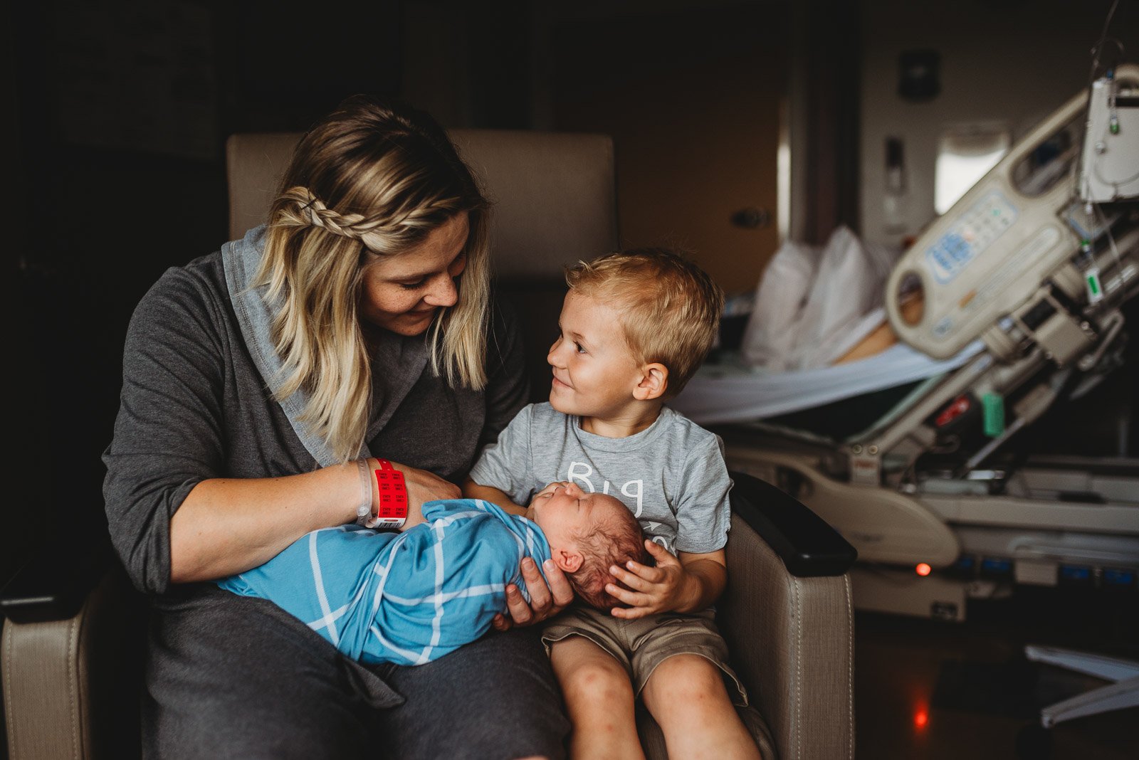 Newborn_Mom-byAmyDangerfield.jpg.ac25a846399c3982c71d1c79564d1fa8 What to wear for hospital newborn sessions