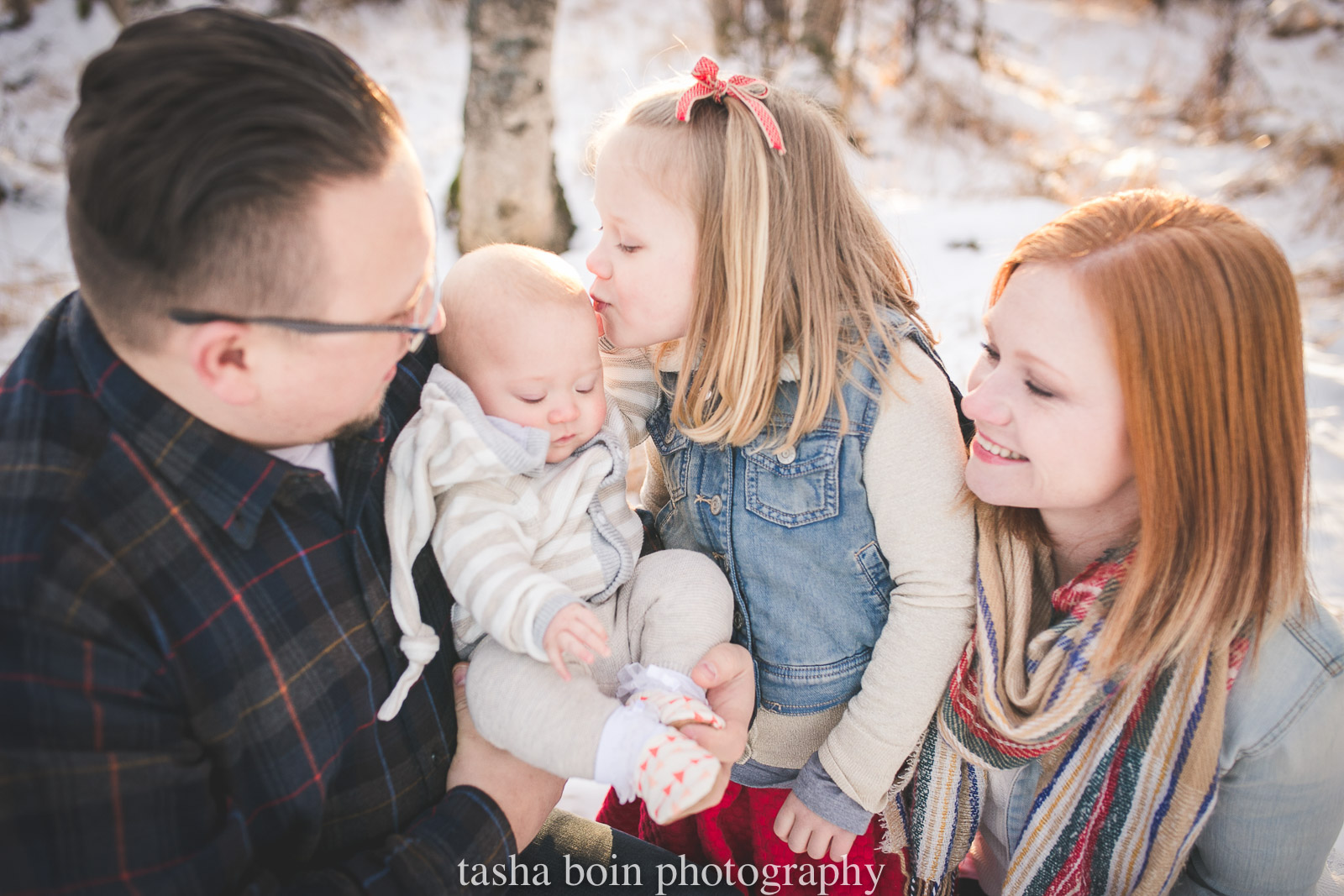Living in a cold climate as a family photographer can sometimes be a creativity crusher. Since half of the year I feel like I shoot in frigid temperatures, I’ve learned a lot from past mistakes and have accumulated my top tips on how to make a cold winter session a successful one, especially with little ones who may be crying before the session even starts!