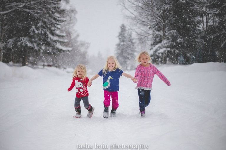 Living in a cold climate as a family photographer can sometimes be a creativity crusher. Since half of the year I feel like I shoot in frigid temperatures, I’ve learned a lot from past mistakes and have accumulated my top tips on how to make a cold winter session a successful one, especially with little ones who may be crying before the session even starts!
