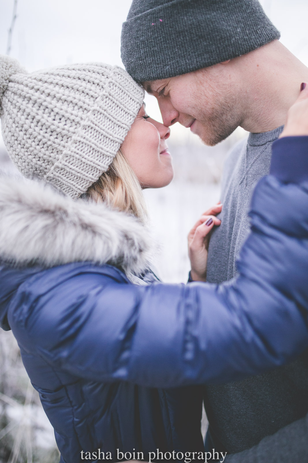 Living in a cold climate as a family photographer can sometimes be a creativity crusher. Since half of the year I feel like I shoot in frigid temperatures, I’ve learned a lot from past mistakes and have accumulated my top tips on how to make a cold winter session a successful one, especially with little ones who may be crying before the session even starts!