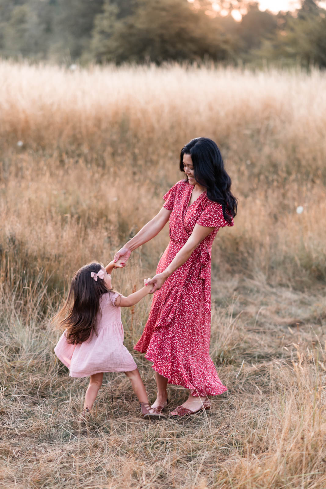 Play-Melissa-Miller-44 Girl and mom spin around during family photo game