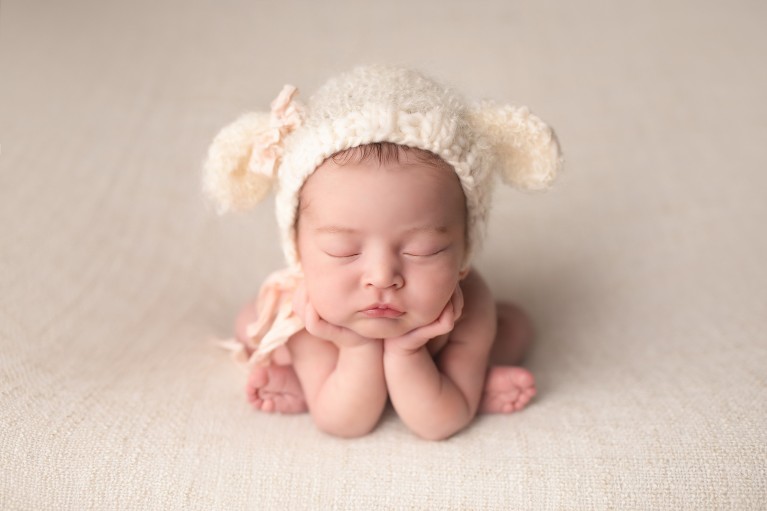 Newborn photography posing flow - Froggy pose