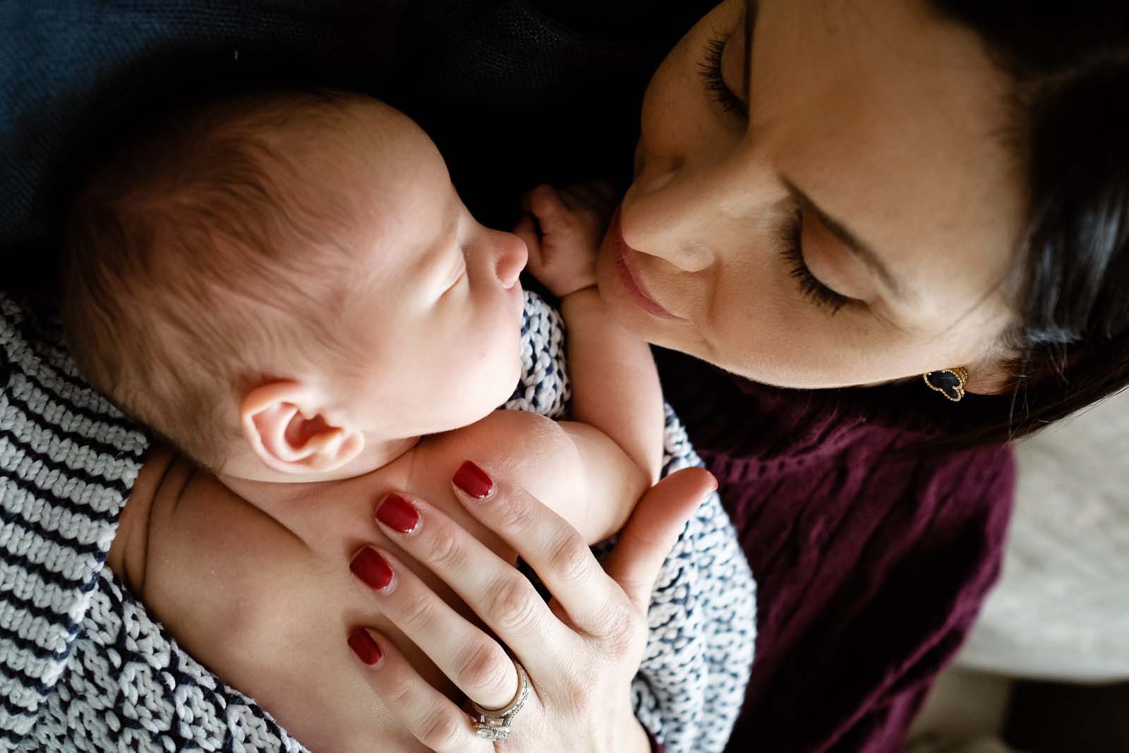 rebecca-wyatt-in-person-marketing-newborn-photography A mother snuggles her newborn.