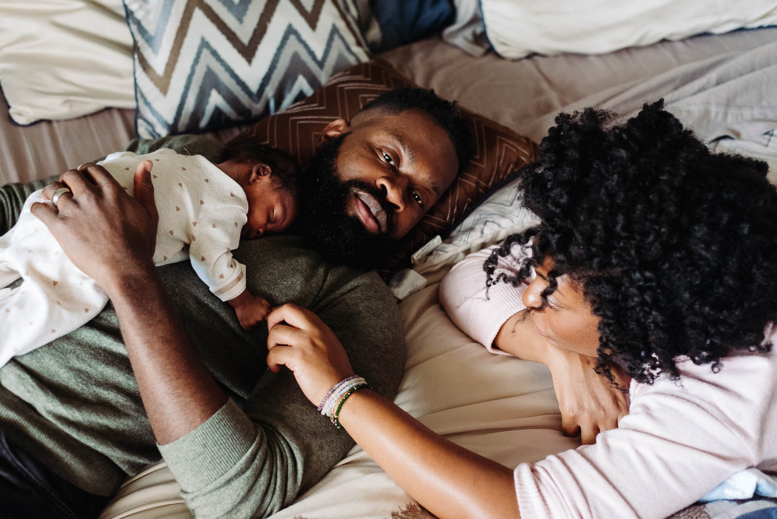 SGW_PhiladelphiaNewbornPhotographer (3) Mom, dad and newborn on bed