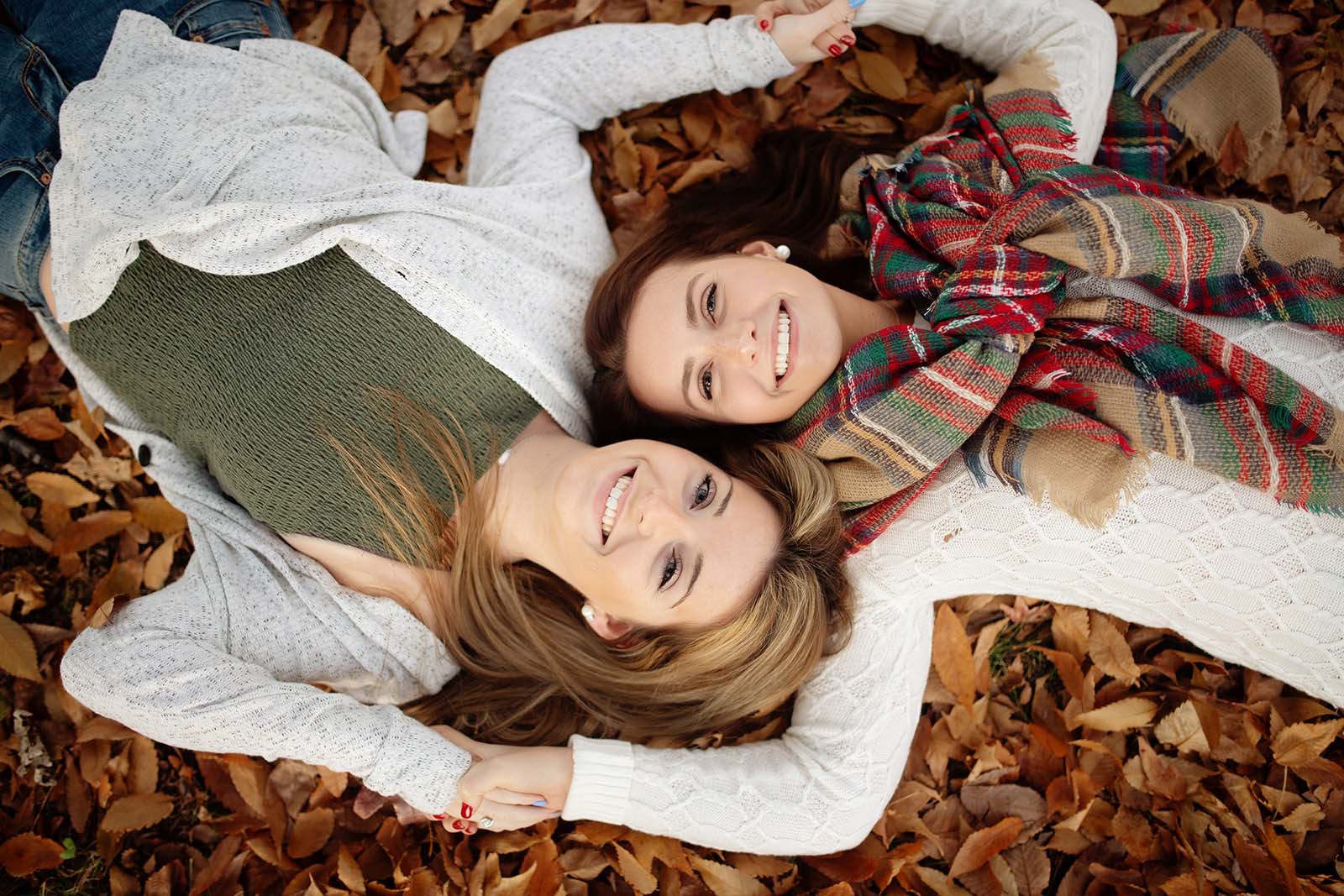Shey-Detterline-photographing-twins-senior-photography-3 How to photograph senior twins - girls laying in leaves