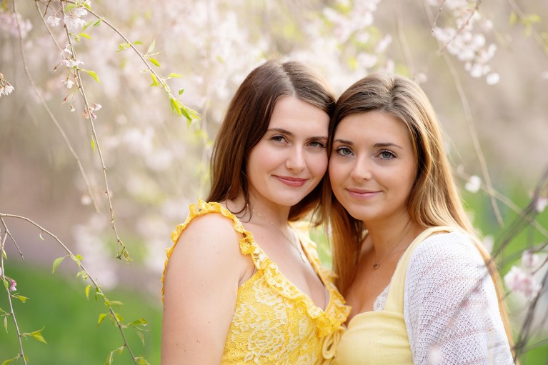 How to photograph senior twins - girls face to face