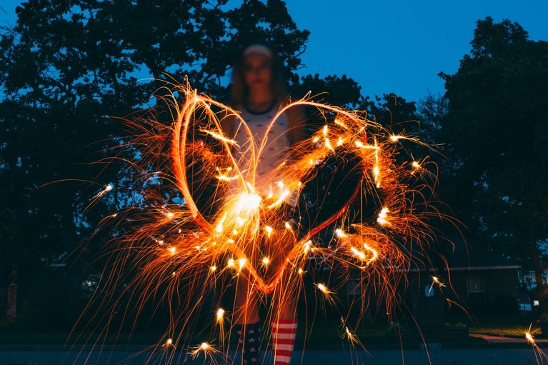 How to photograph sparklers with light trails