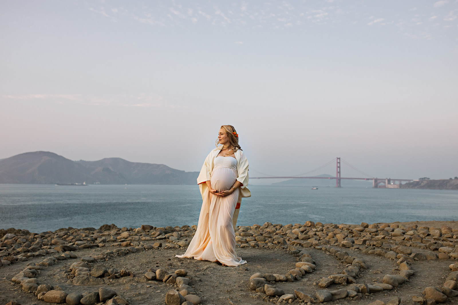 TarahPhotography-SF-11miles pregnant woman stands in front of the Golden Gate bridge