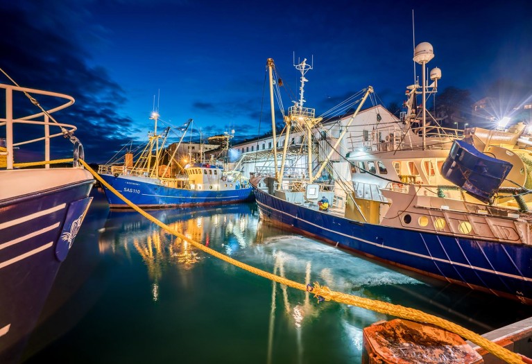 Photo of boats in harbor taken with Zeiss Batis 18mm lens